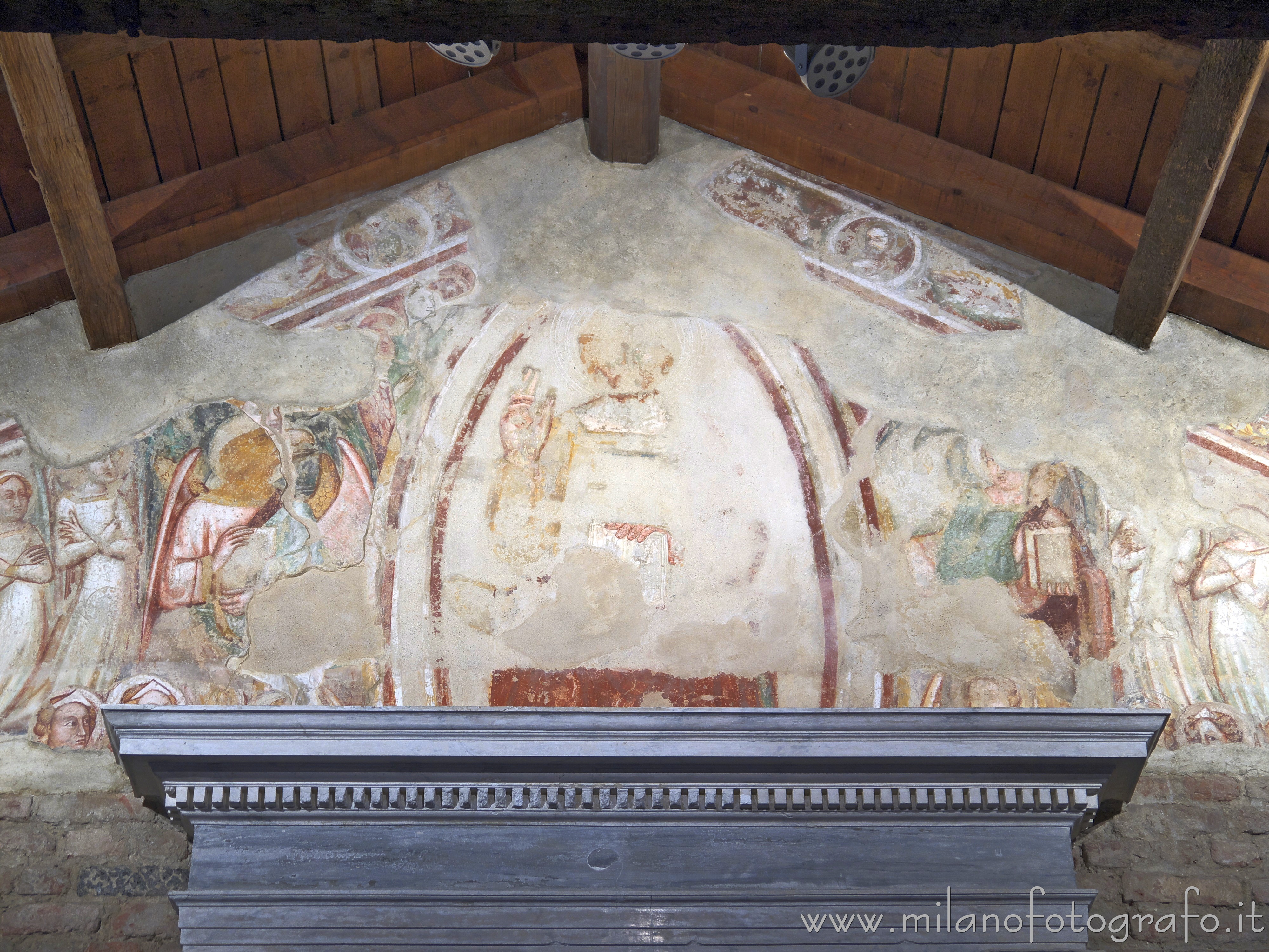 Milano - Affreschi tardomedievali sulla parete di fondo della Chiesetta dei Santi Filippo e Giacomo - Foto a piena risoluzione